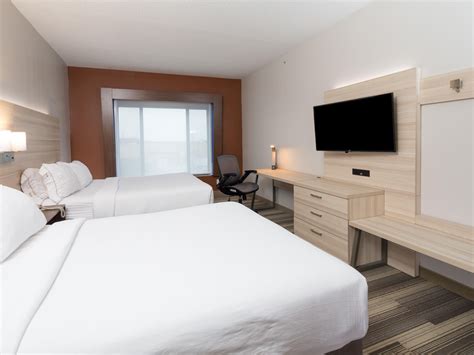 Holiday Inn Express & Suites Utica Guest Room.